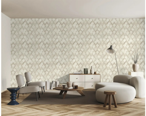 Salon avec papier peint à motifs, canapé, table et chaise.