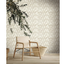Scène d'intérieur avec chaise, panier et carreaux muraux à motifs géométriques