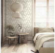 Chambre avec lit double, deux tables d'appoint, lampes en papier et mur à motifs