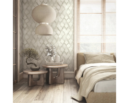 Chambre avec lit double, deux tables d'appoint, lampes en papier et mur à motifs