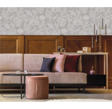 Salon avec canapé, table et papier peint à motifs avec motifs marins