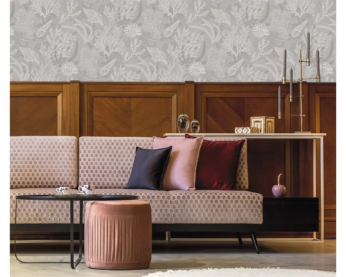 Salon avec canapé, table et papier peint à motifs avec motifs marins