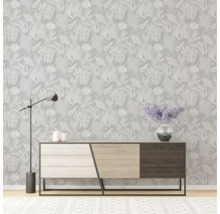 Intérieur avec papier peint à motifs, commode, lampe et tapis