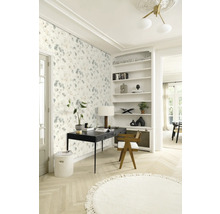 Pièce lumineuse avec bureau, chaise, bibliothèque et papier peint floral