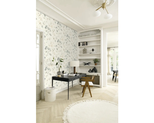 Pièce lumineuse avec bureau, chaise, bibliothèque et papier peint floral