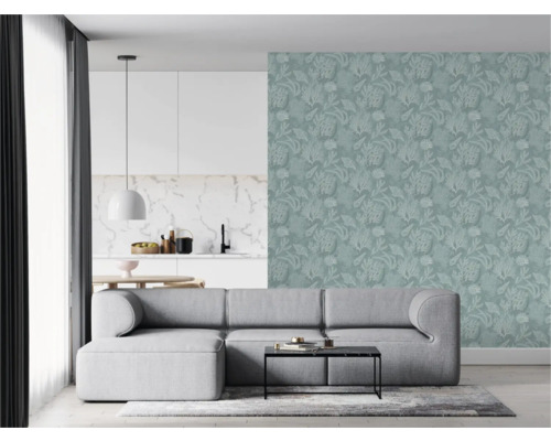 Salon avec canapé gris, table basse et papier peint à motifs floraux