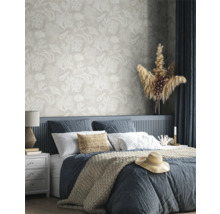Chambre à coucher avec lit devant un mur avec papier peint à motif de corail