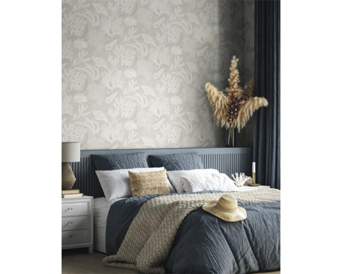 Chambre à coucher avec lit devant un mur avec papier peint à motif de corail