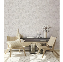 Salon avec papier peint à motifs, fauteuils en bois et tapis