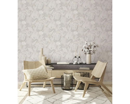 Salon avec papier peint à motifs, fauteuils en bois et tapis