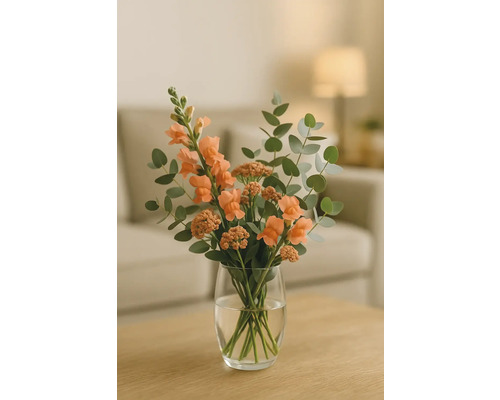 Bouquet avec gueules-de-loup et eucalyptus dans un vase en verre