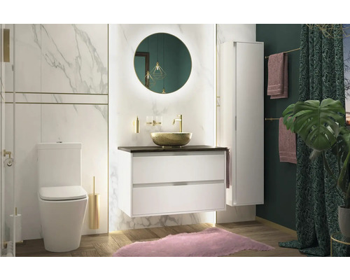 XXL Feinsteinzeug Wand- und Bodenfliese Eterna white 120 x 260 x 0,7 cm poliert Helles Badezimmer mit Toilette, Waschtisch mit Unterschrank, Spiegelschrank und dekorativen Elementen für ein modernes Ambiente.