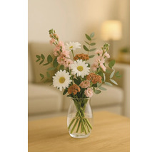 Bouquet de fleurs avec des marguerites et des œillets dans un vase en verre