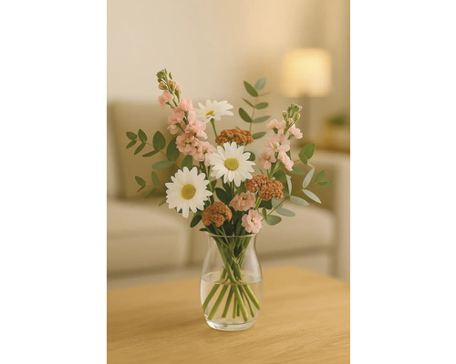 Bouquet de fleurs avec des marguerites et des œillets dans un vase en verre