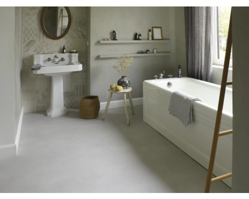 Badezimmer mit Waschbecken, Spiegel, Badewanne, Hocker und Dekorationen für ein helles und organisiertes Ambiente