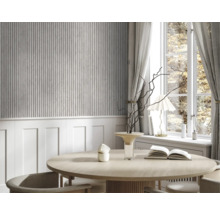 Esszimmer mit Wandpaneelen, rundem Tisch und Fenster