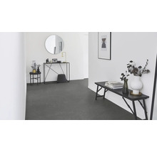 Eingangsbereich mit Bodenbelag in Marmoroptik, Bank, Konsole, Spiegel und Dekoration