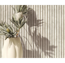 Dekoratives Wandpaneel mit geriffelter Oberfläche und Protea-Blumen in Vase
