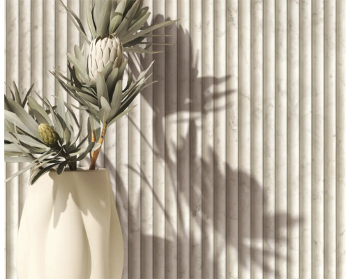 Dekoratives Wandpaneel mit geriffelter Oberfläche und Protea-Blumen in Vase