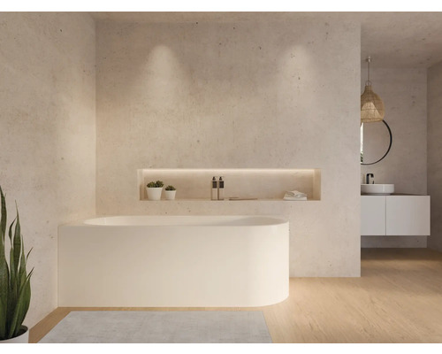 Salle de bain lumineuse avec baignoire îlot, lavabo et niche de rangement