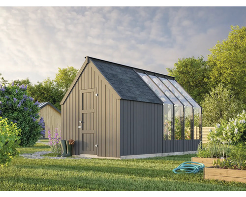 Gewächshaus mit Holzwänden, Glasdach und Gartenzubehör im Garten