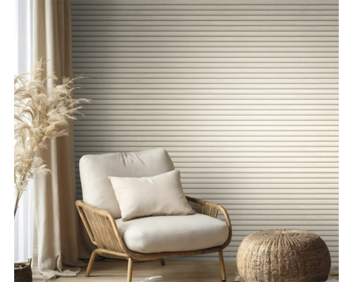 Salon avec panneaux muraux rainurés, fauteuil et tabouret