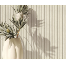 Lambris décoratif en bois avec arrangement floral dans un vase
