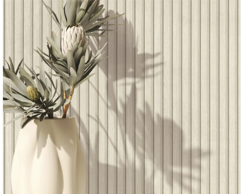Lambris décoratif en bois avec arrangement floral dans un vase