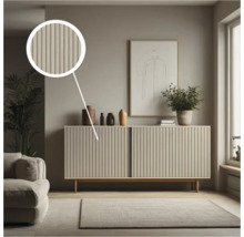 Salon avec commode à portes cannelées, décoration et plante d'intérieur