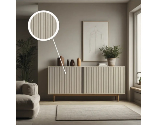 Salon avec commode à portes cannelées, décoration et plante d'intérieur