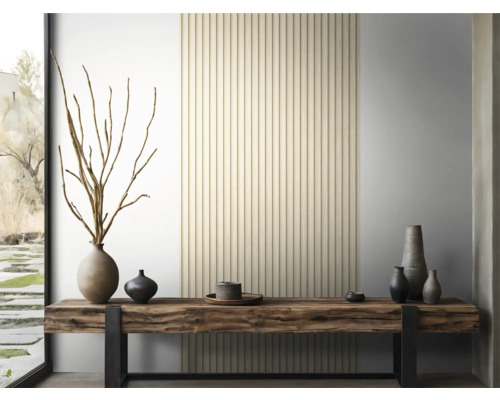 Scène d'intérieur avec table en bois et vases décoratives