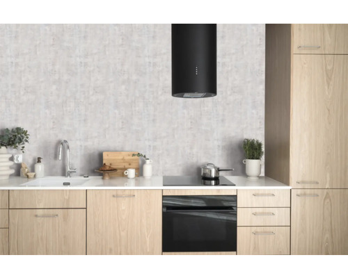 Moderne Küche mit Dunstabzugshaube, Spüle, Kochfeld und Backofen in hellem Holzdesign