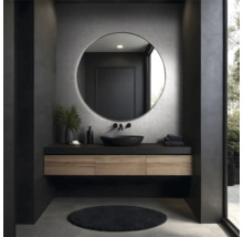 Modernes Badezimmer mit rundem Spiegel, Aufsatzwaschbecken und Holzunterschrank