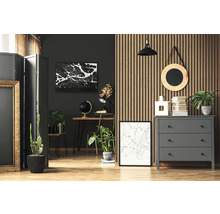 Einrichtungsbeispiel mit Kommode, Schreibtisch und Dekorationen für ein stilvolles Interieur