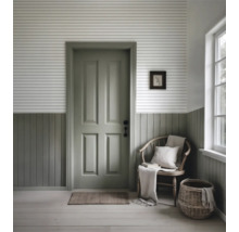Entrée lumineuse avec porte, chaise en bois, panier et panneaux muraux.