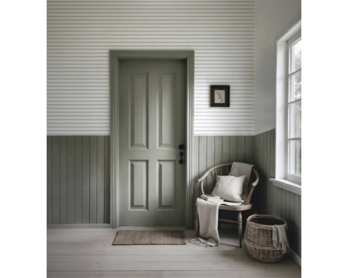 Entrée lumineuse avec porte, chaise en bois, panier et panneaux muraux.