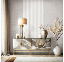 Salon moderne avec buffet design marbré, lampe de table et décoration