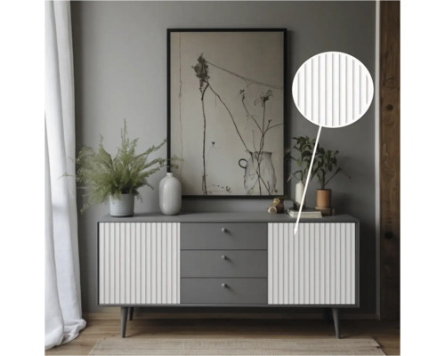 Commode avec trois tiroirs et portes rainurées