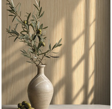Dekorative Tapete mit vertikalem Texturmuster, kombiniert mit Olivenzweig in Vase.