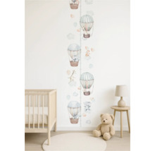 Kinderzimmer mit Wachstumsmesslatte, Heißluftballons und Tieren