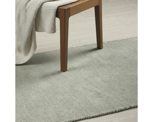 Teppich im Raum mit Stuhl und Decke