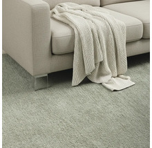 Sofa mit Überwurfdecke auf Teppich