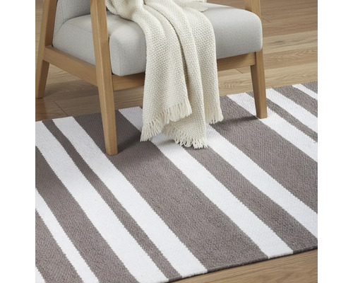 Gestreifter Teppich mit Sessel und Decke