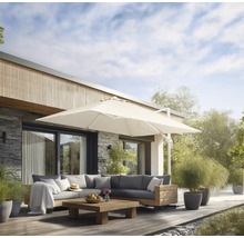 Terrasse mit Loungemöbeln, Sonnenschirm und Pflanzgefäßen vor Haus