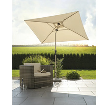 Scène avec un parasol carré, un fauteuil en rotin et des dalles de sol dans le jardin