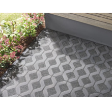 Verlegte graue Rasengittersteine auf einer Terrasse mit Bepflanzung