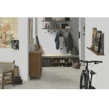 Hall d'entrée avec porte-manteau, banc, étagères, commode, vélo et éléments décoratifs tels que des tableaux et une guitare