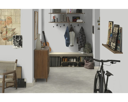 Hall d'entrée avec porte-manteau, banc, étagères, commode, vélo et éléments décoratifs tels que des tableaux et une guitare