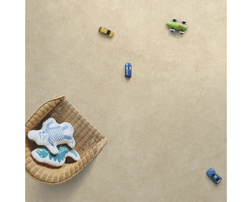 Bodenfläche mit Spielzeugautos und einem Korb mit Plüschtieren