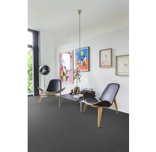 Wohnzimmer mit Teppichboden, Stühlen und Tisch